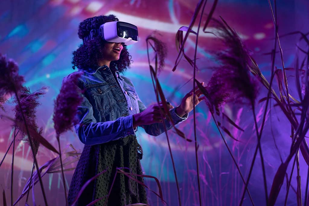 Kobieta z okularami VR