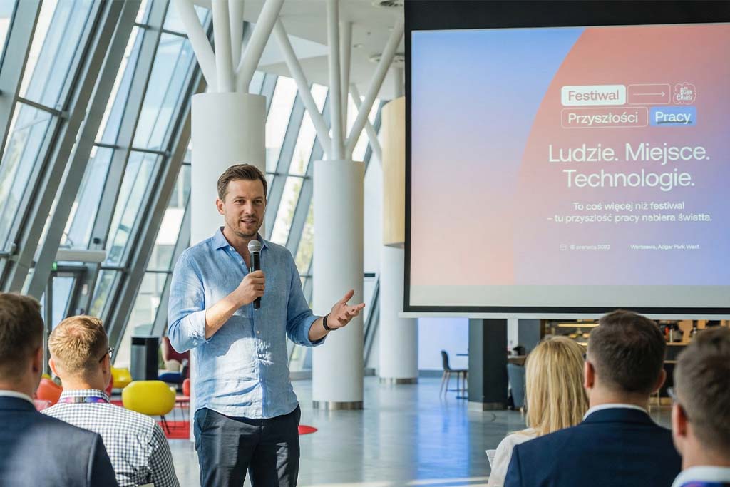 Mężczyzna prowadzący wydarzenie Festiwal Przyszłości Pracy