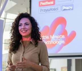 Kobieta stojąca przy prezentacji na Festiwalu Przyszłości Pracy w Brain Embassy