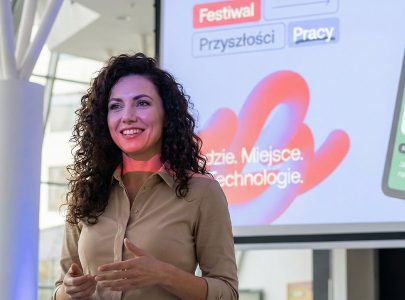 Kobieta stojąca przy prezentacji na Festiwalu Przyszłości Pracy w Brain Embassy