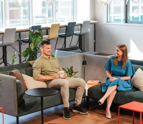 Dwie osoby siedzą w coworkingu Brain Embassy