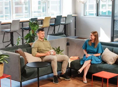Dwie osoby siedzą w coworkingu Brain Embassy